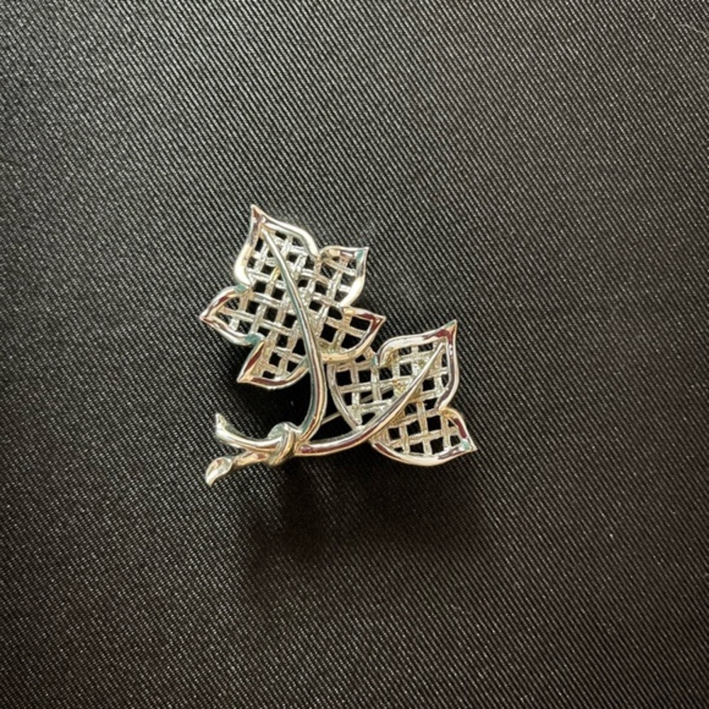 Vintage Emmons silver-tone maple leaf brooch from the 1950s. 2 x 1.5